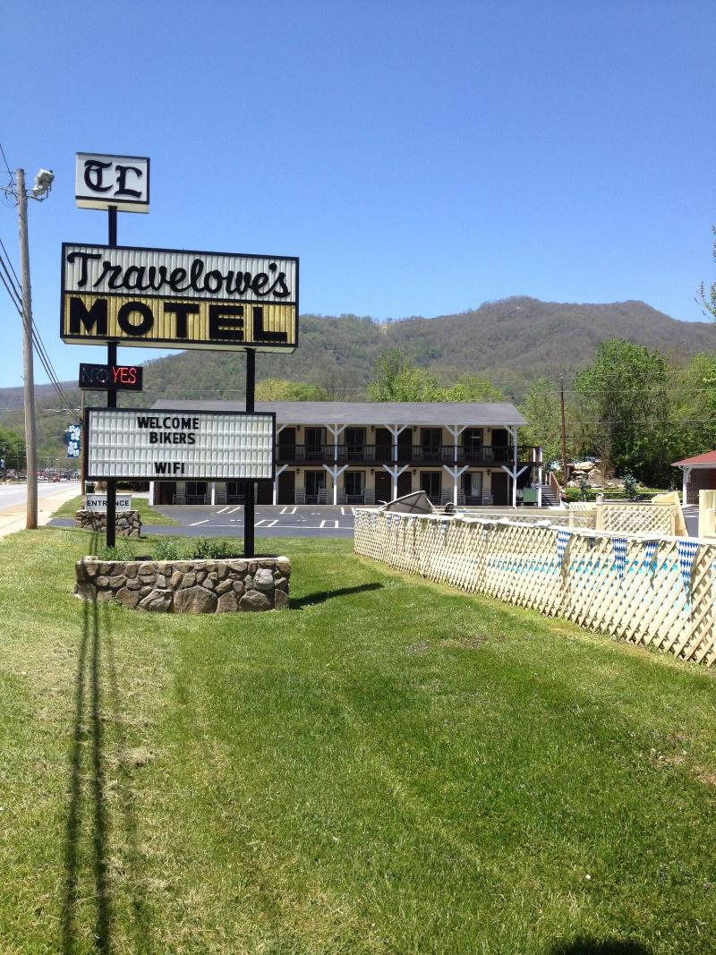 Travelowe's Motel image