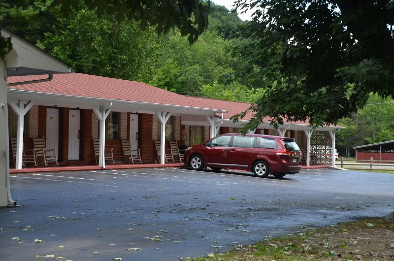 Travelowe's Motel image