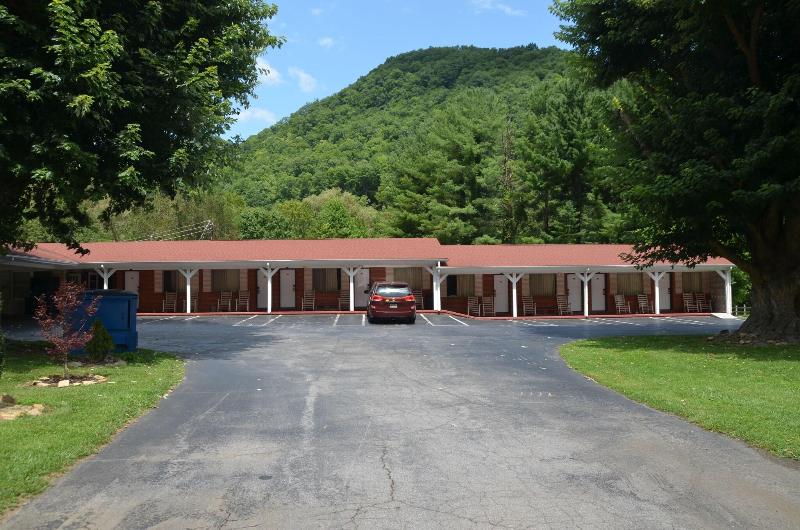 Travelowe's Motel image