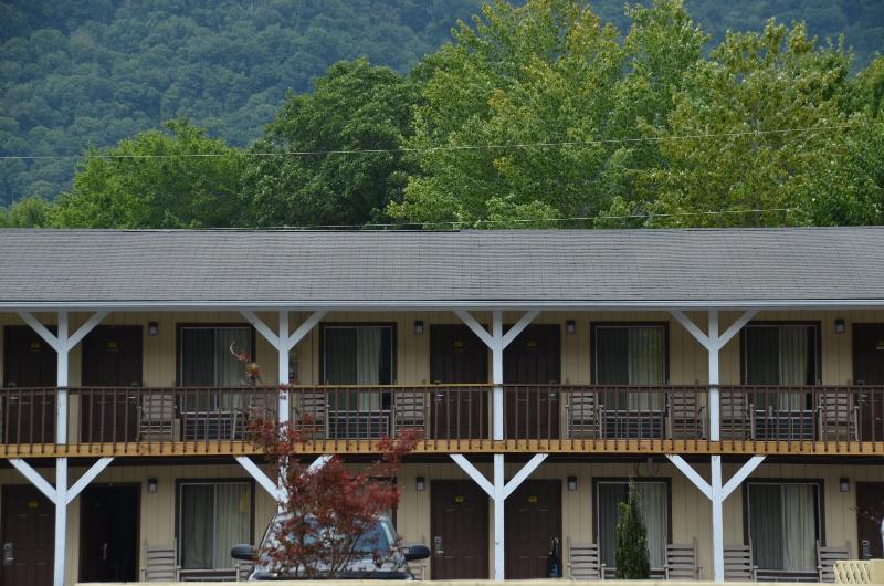 Travelowe's Motel image