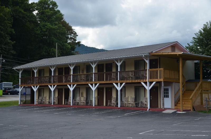 Travelowe's Motel image