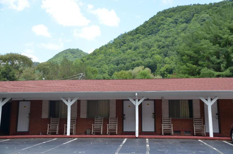 Travelowe's Motel image