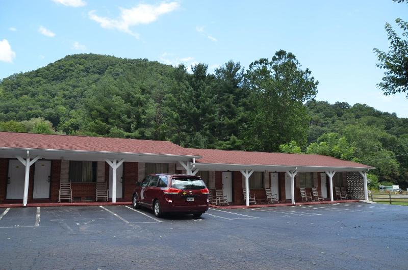 Travelowe's Motel image