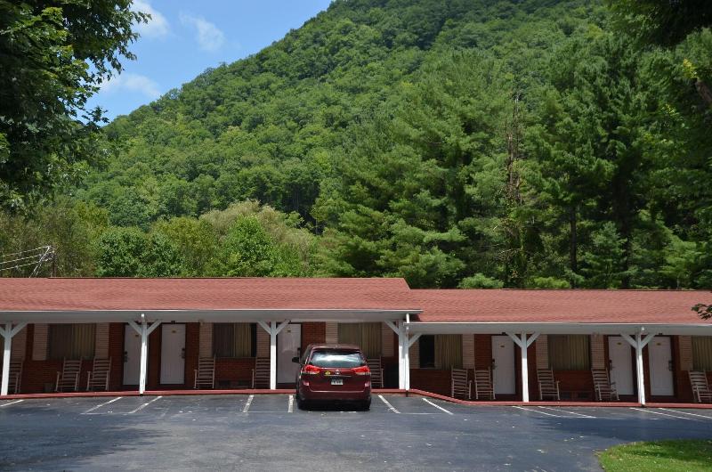 Travelowe's Motel image