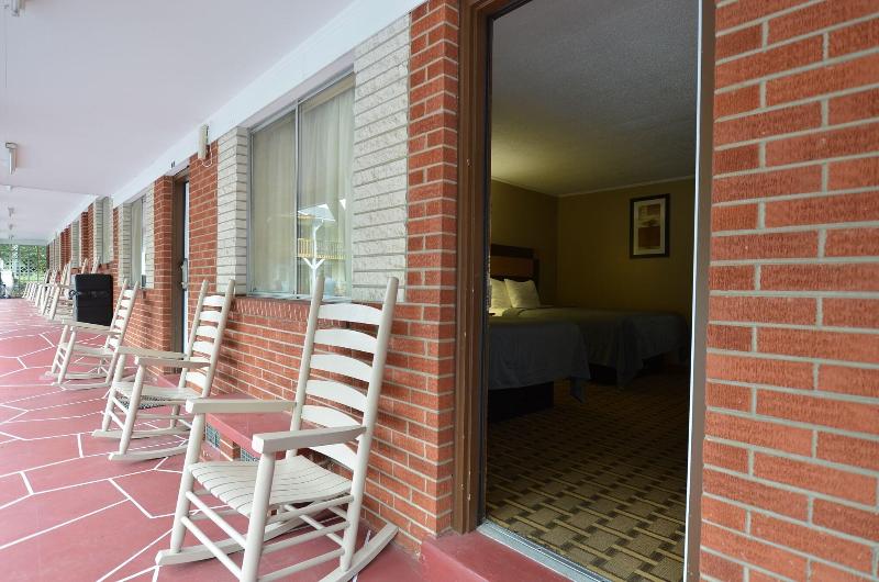 Travelowe's Motel image