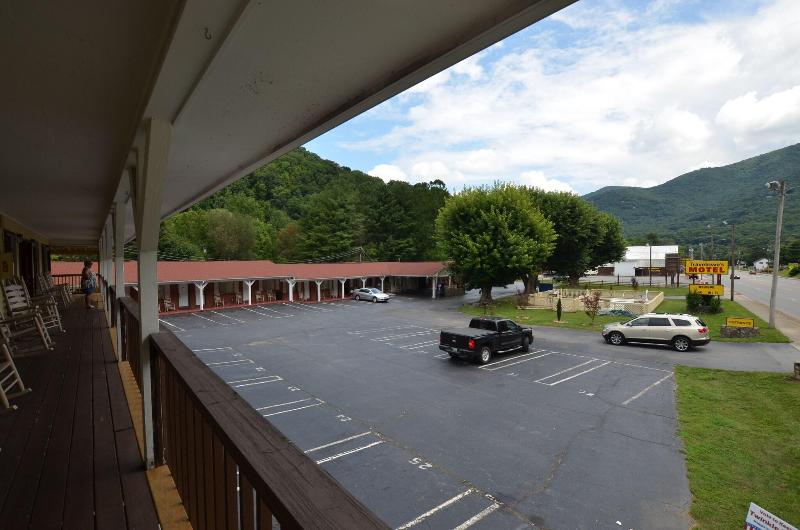 Travelowe's Motel image