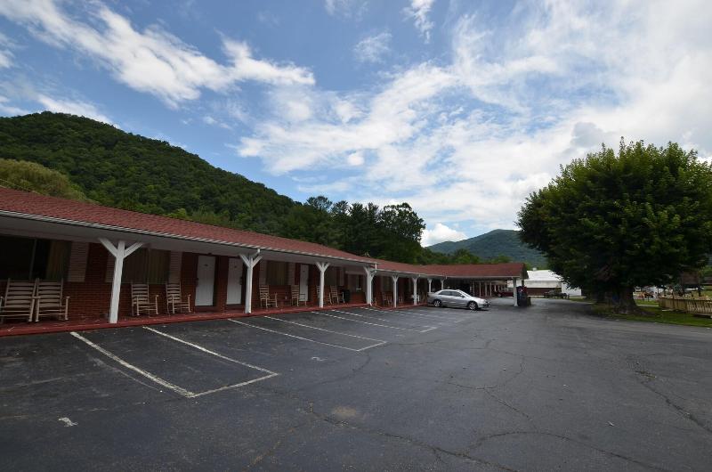 Travelowe's Motel image