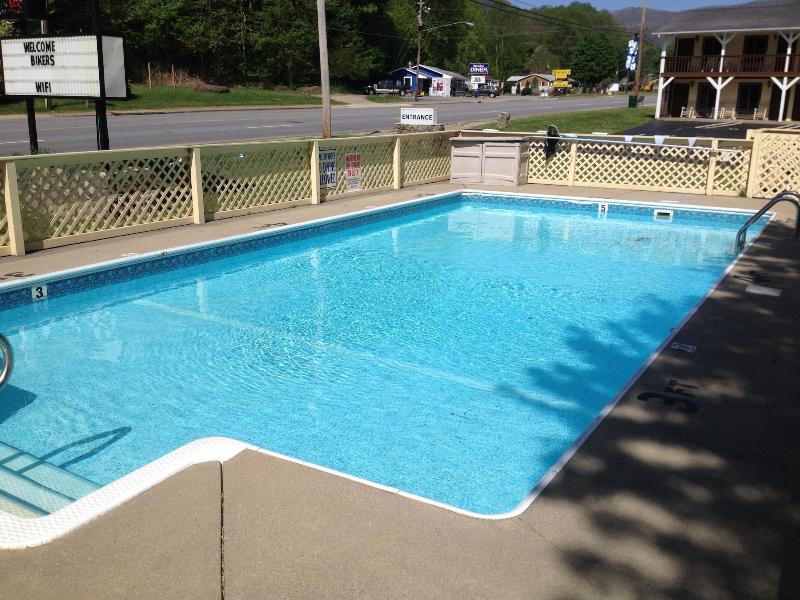 Travelowe's Motel image