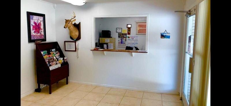Travelowe's Motel image