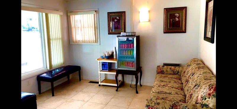 Travelowe's Motel image