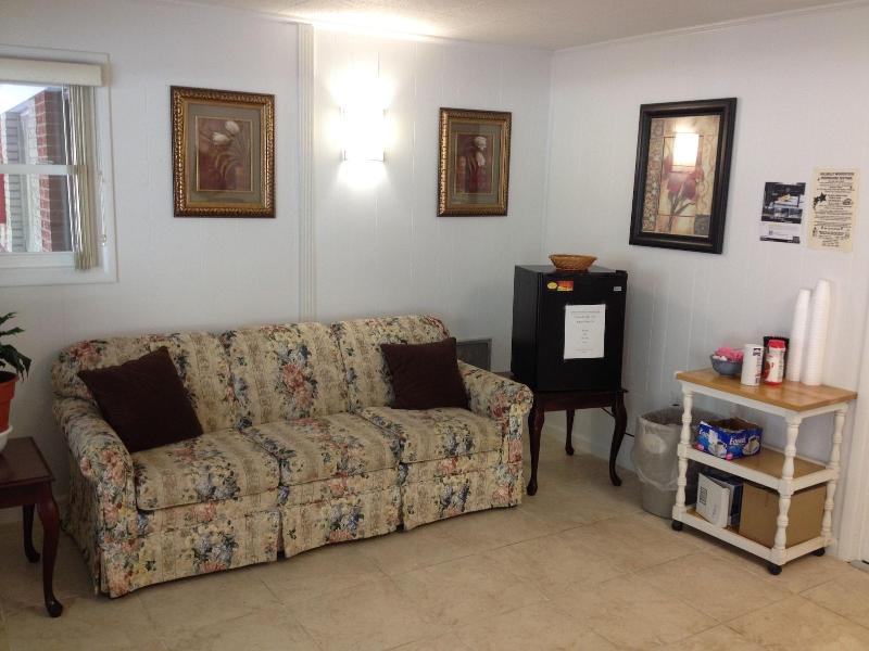 Travelowe's Motel image