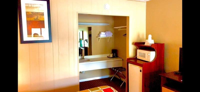 Travelowe's Motel image
