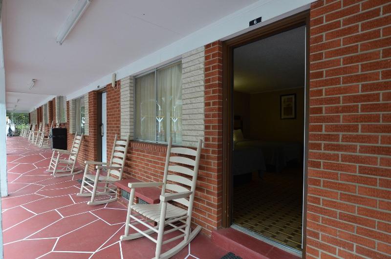 Travelowe's Motel image