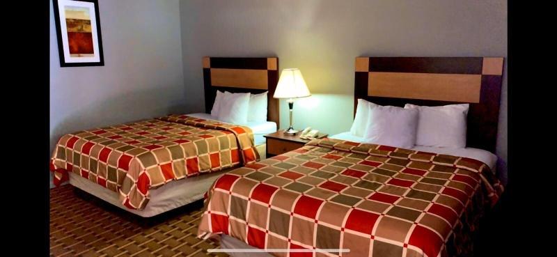 Travelowe's Motel image