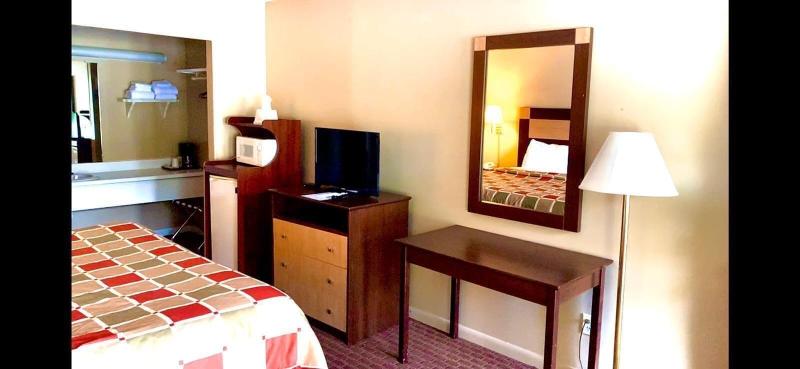 Travelowe's Motel image