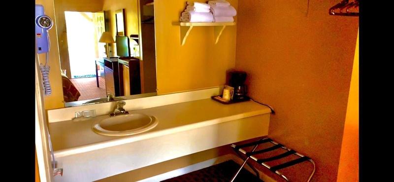 Travelowe's Motel image