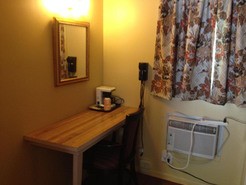 Travelowe's Motel image