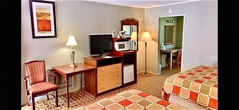 Travelowe's Motel image