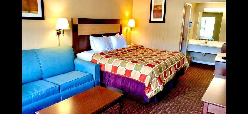 Travelowe's Motel image