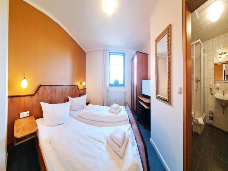 Hotel zur Waldbrücke image