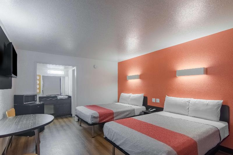 Motel 6 Paris, TX image