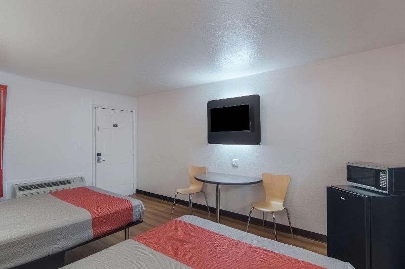 Motel 6 Paris, TX image