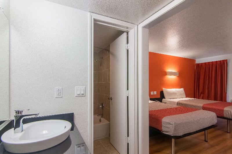 Motel 6 Paris, TX image