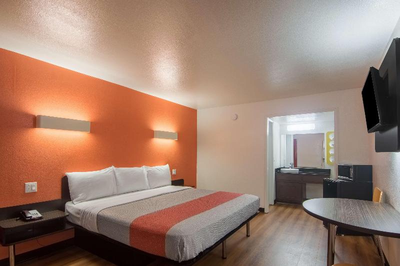 Motel 6 Paris, TX image
