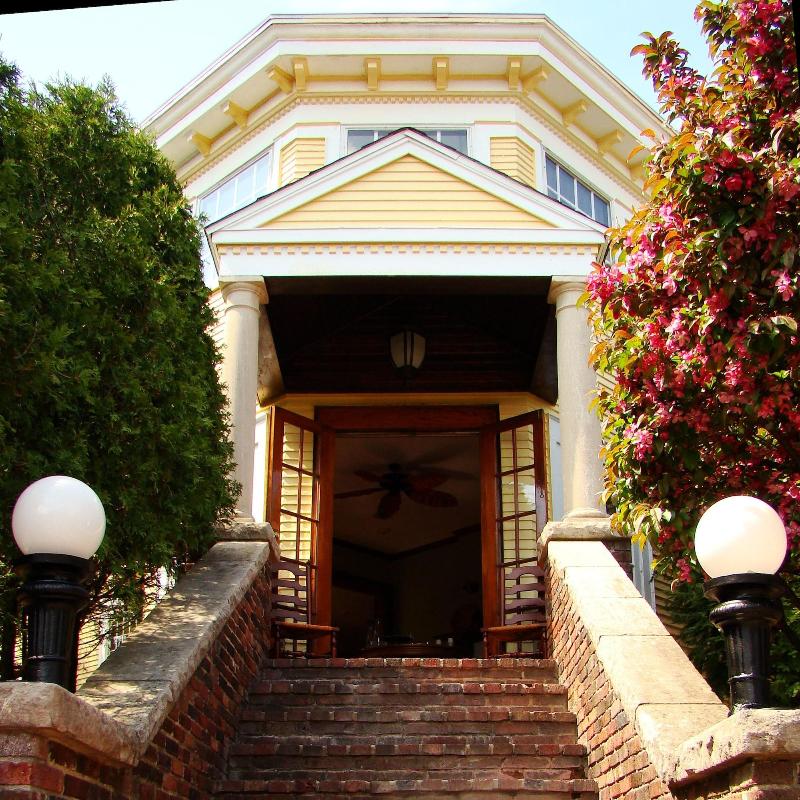 Showers Inn — general view