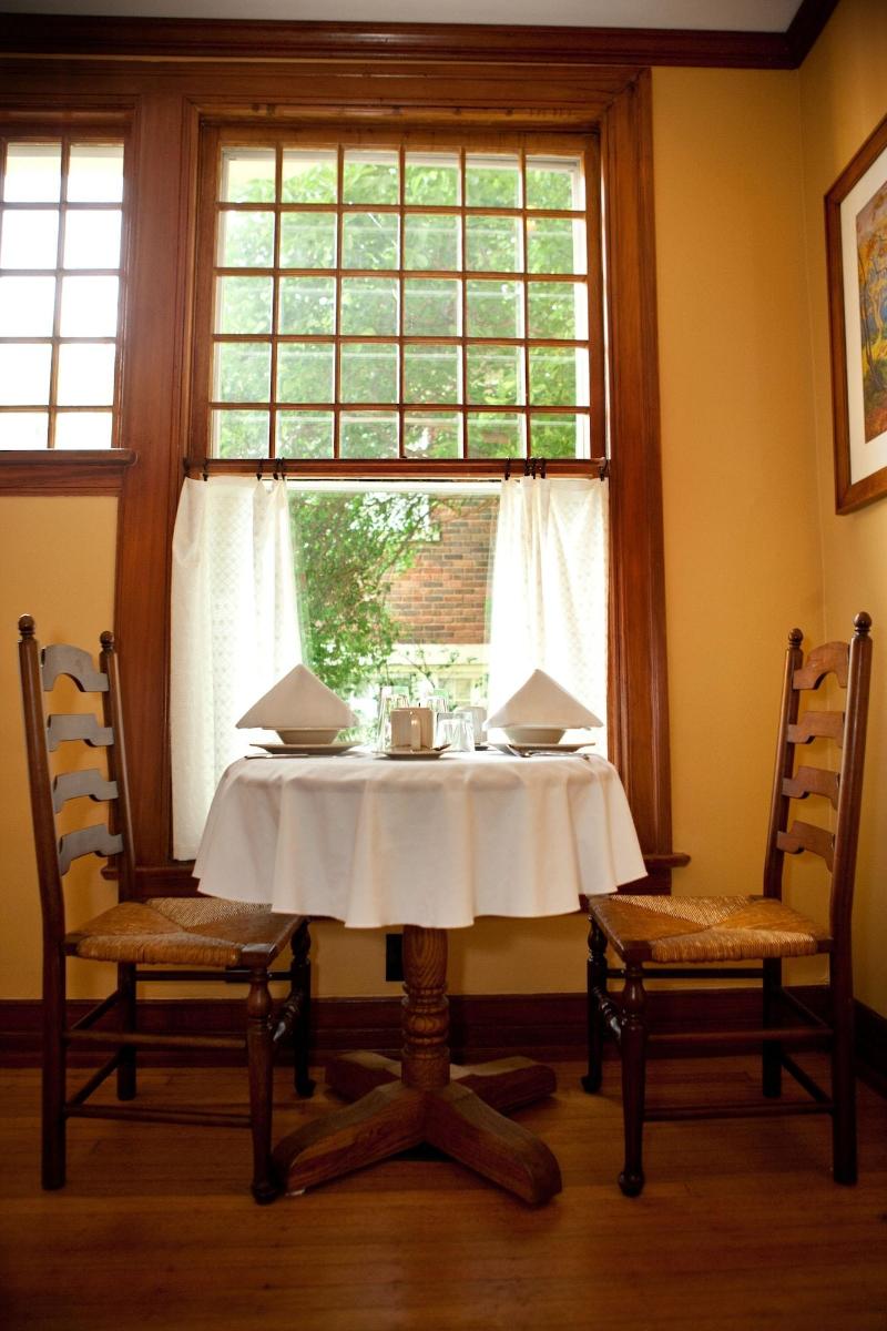 Showers Inn image