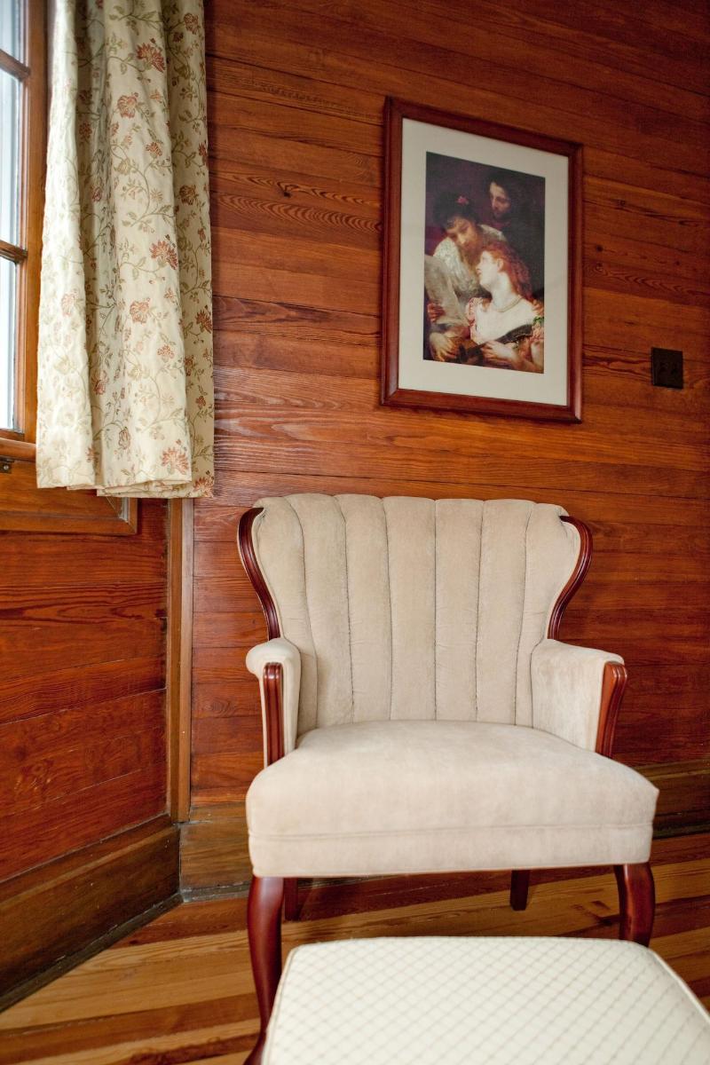 Showers Inn image
