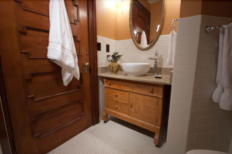 Showers Inn image