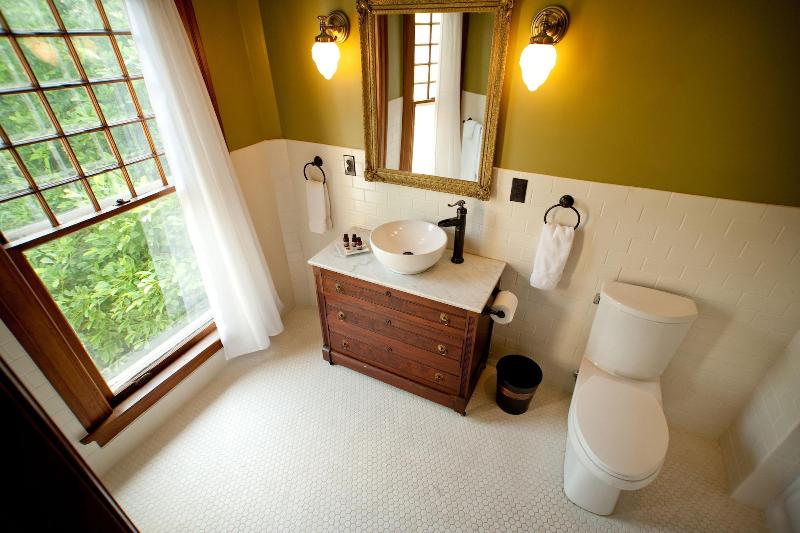 Showers Inn image