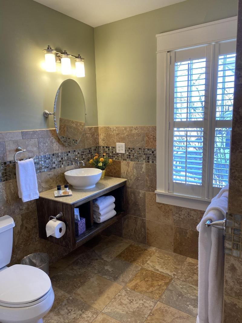 Showers Inn image