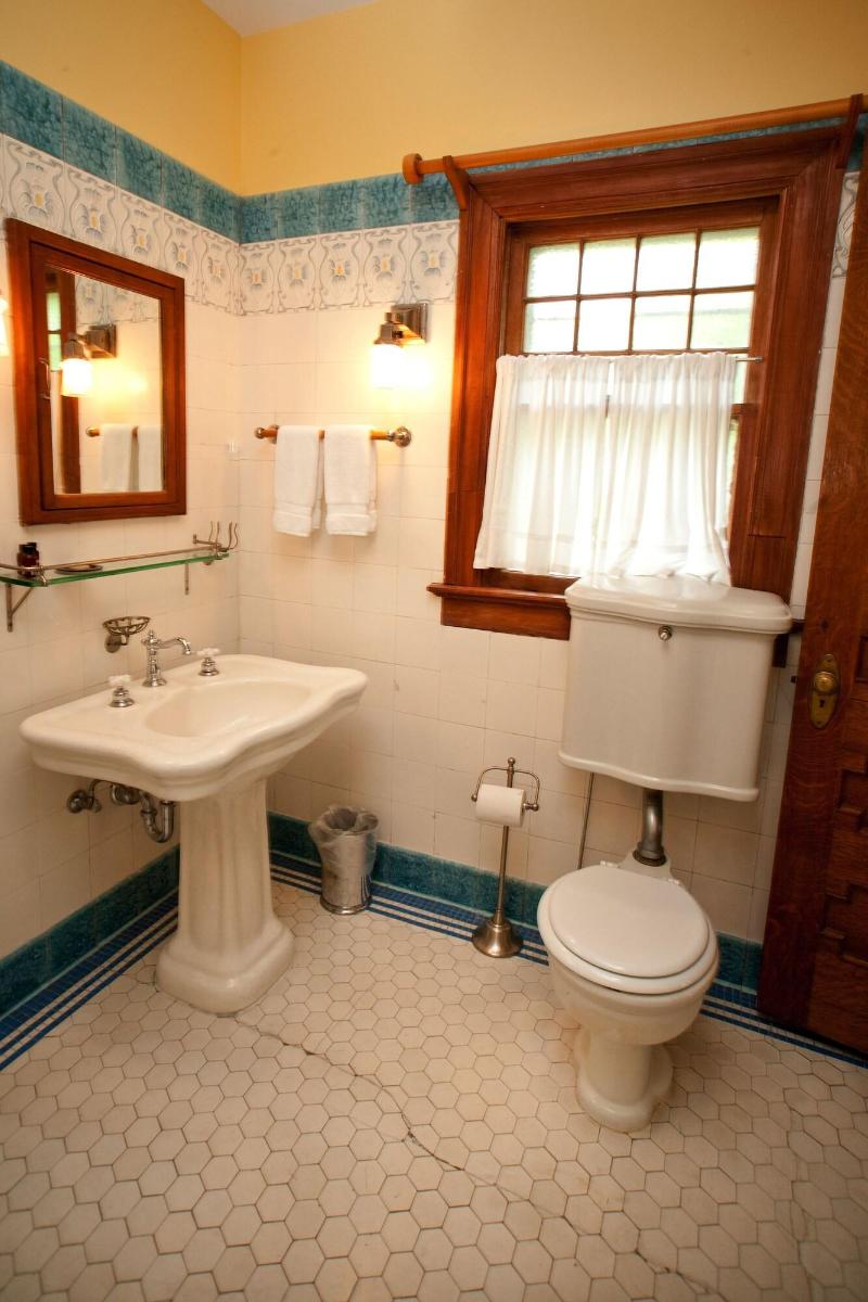 Showers Inn image