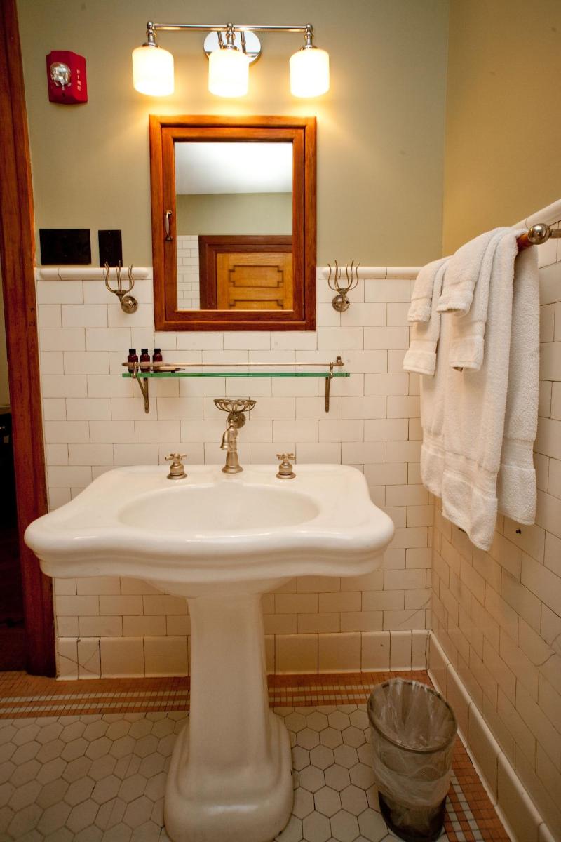 Showers Inn image