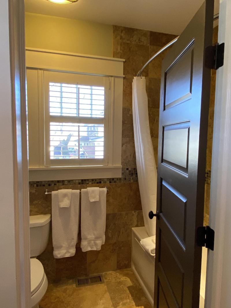 Showers Inn image