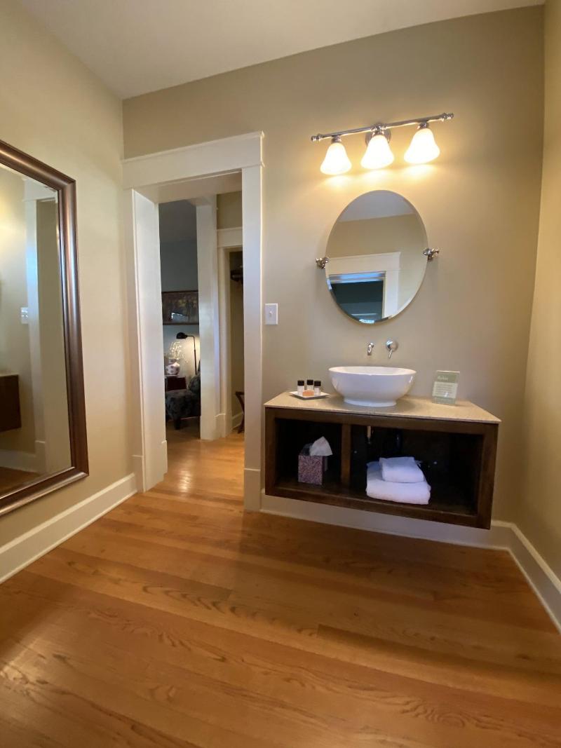 Showers Inn image