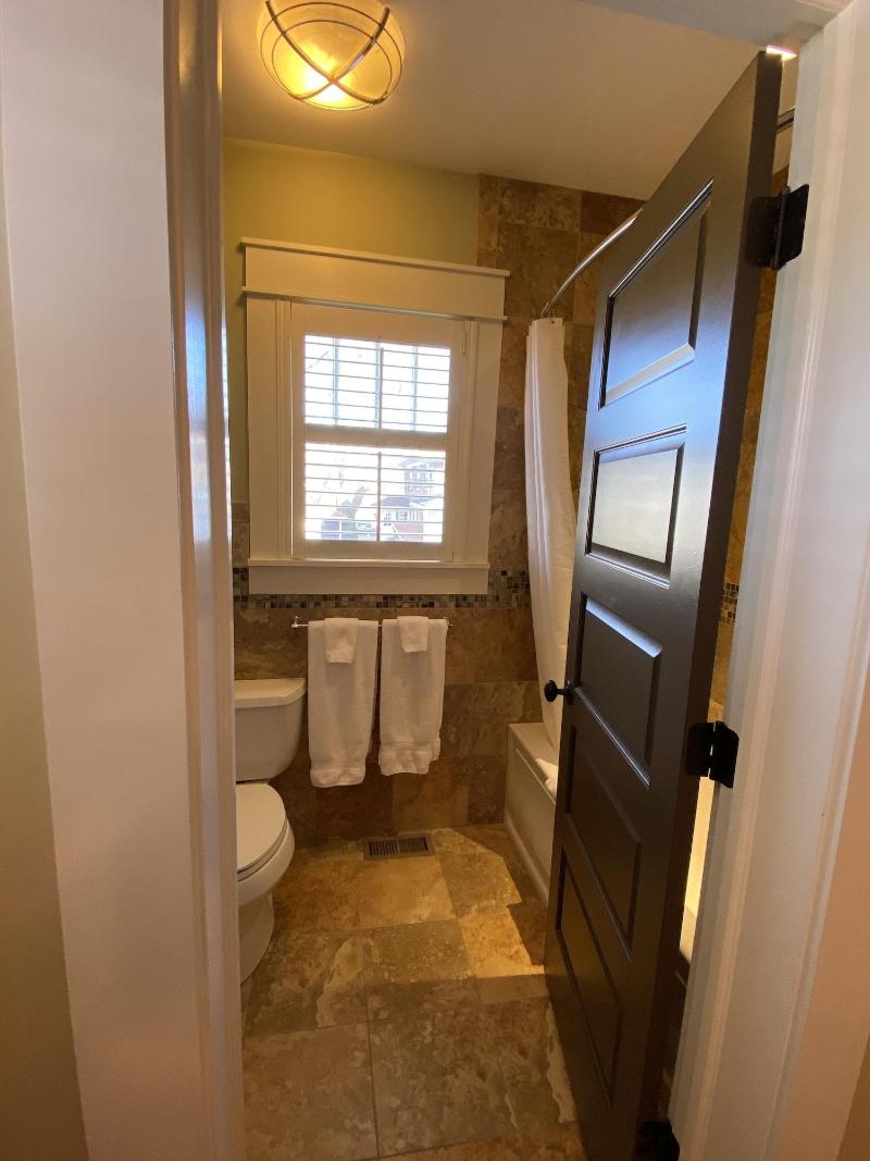 Showers Inn image