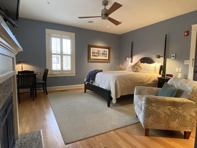 Showers Inn image