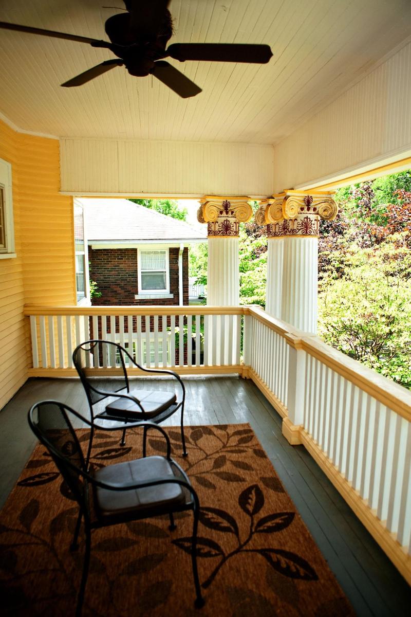 Showers Inn image