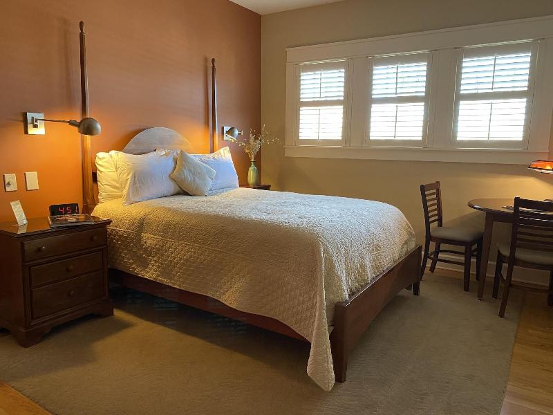 Showers Inn image