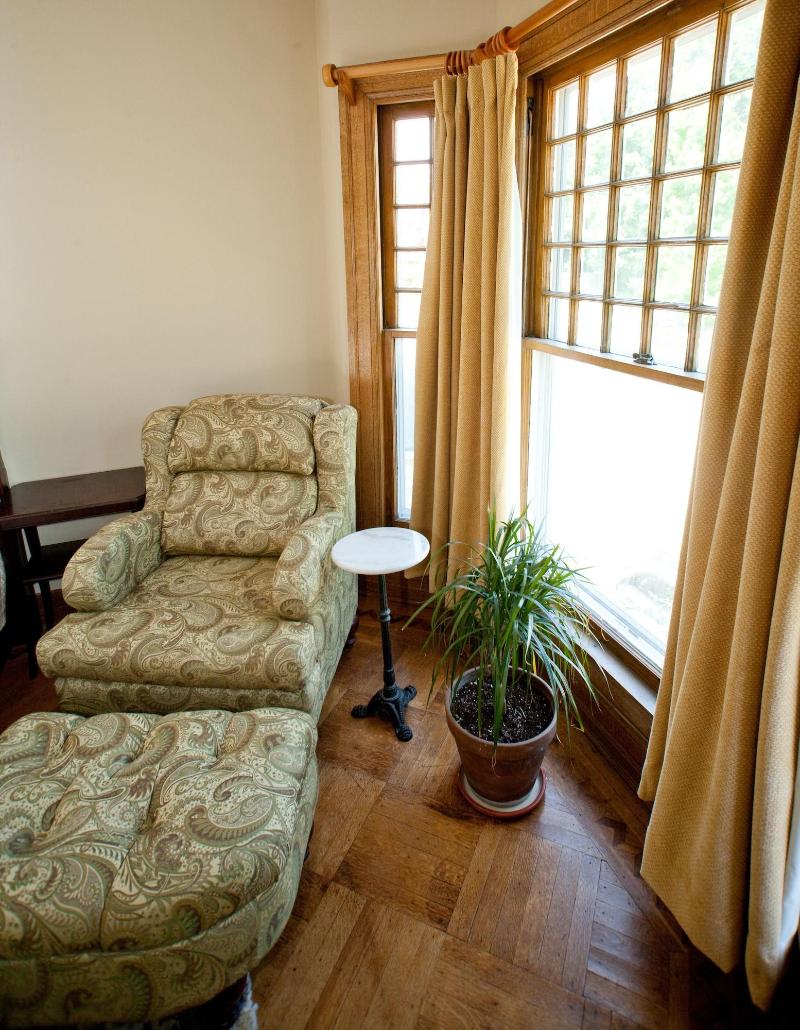 Showers Inn image