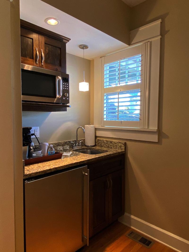 Showers Inn image