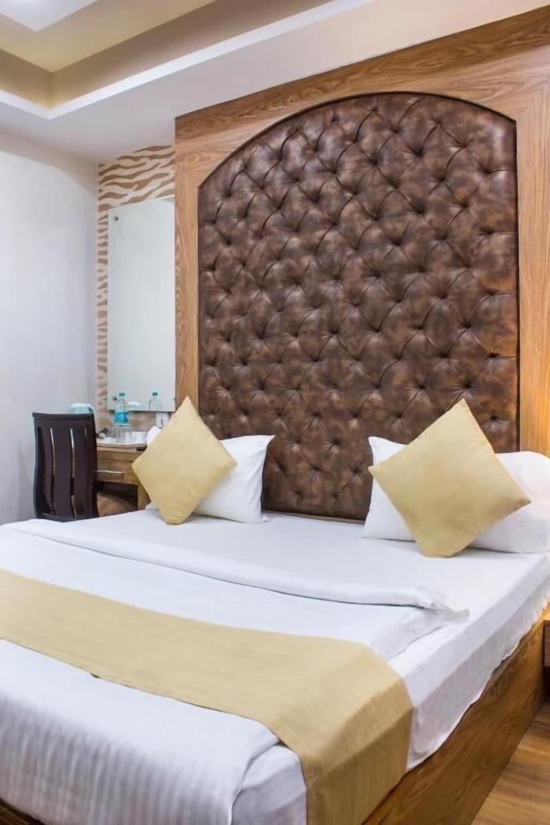 Ap Holiday Inn image