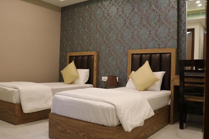 Ap Holiday Inn image