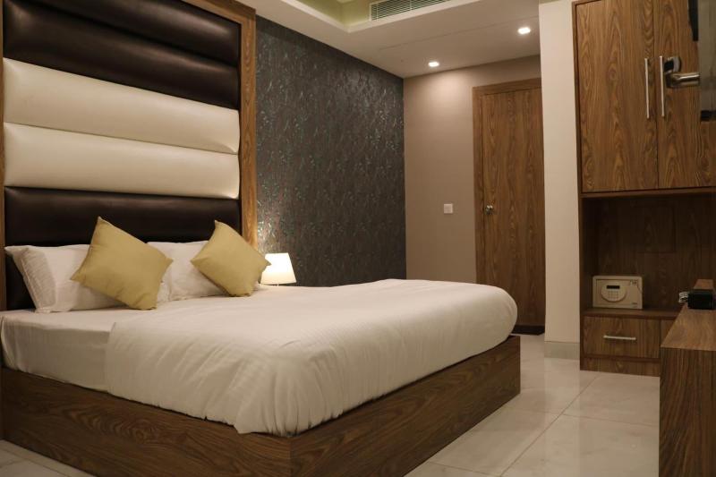 Ap Holiday Inn image