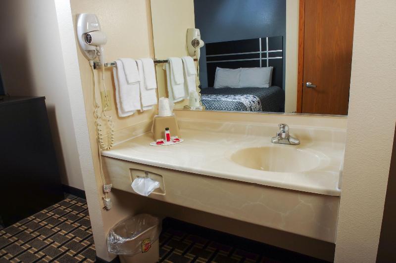Dutch Inn And Suites image