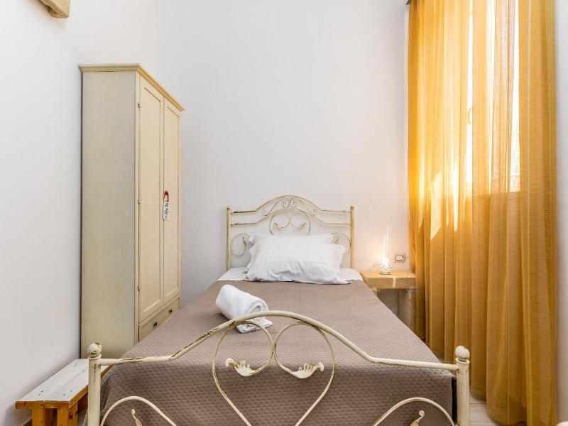 Hotel Reverse image