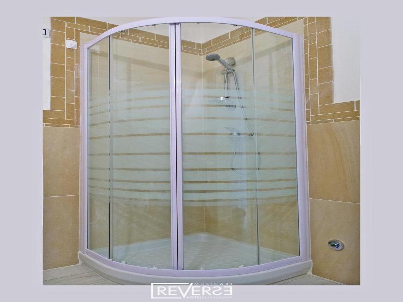 Hotel Reverse image